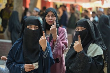 NEW DELHI INDIA FEBRUARY 5. 2025 Oy kullanma merkezindeki SKV Hükümet Kızlar Ortaokulu Bulbuli Khana 'daki Delhi Meclis Seçimleri sırasında 5 Şubat 2025' te Yeni Delhi Hindistan 'da Asaf Ali yolunda 57 seçmen katılım 