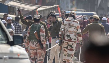 Delhi polisi ve milis kuvvetleri, 5 Şubat 2025 tarihinde Yeni Delhi 'de Zakir Hussain Koleji yakınlarındaki LNJP kolonisi Nehru Hill Parkı' nda AAP çalışanları ve kongre çalışanları arasında çıkan çatışmalar sonrasında kalabalığı dağıttı. 