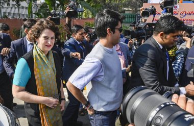 Kongre Başkanı Priyanka Gandi Vadra ve Son Raihan Vadra, 5 Şubat 2025 tarihinde Yeni Delhi Hindistan 'da Atal Adarsh Vidyalaya' da yapılan Delhi Meclis Seçimleri sırasında sandık başına geldiler.