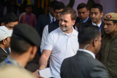 NEW DELHI INDIA FEBRUARY 5. 2025 Kongre Başkanı Rahul Gandhi, 5 Şubat 2025 'te Yeni Delhi' de yapılan Delhi yasama meclisi seçimlerinde oy kullandıktan sonra ayrıldı.