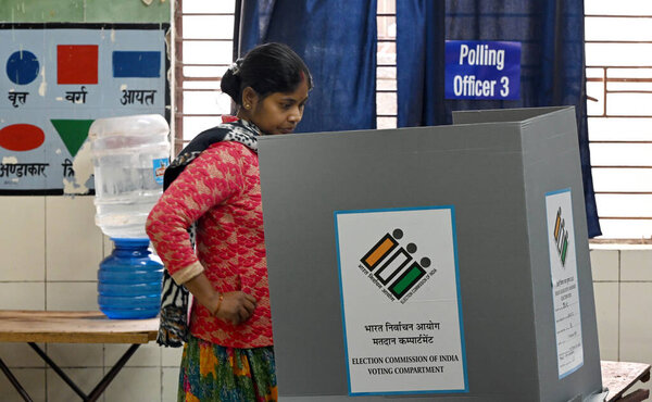 НЬЮ-ДЕЛИ-ИНДИЯ 5 ФЕВРАЛЯ 2025 Избиратели стоят в очереди на голосование во время выборов в Ассамблею Дели в начальной школе Говиндпури в избирательном округе Калка Цзи 5 февраля 2025 года в Нью-Дели Индия 