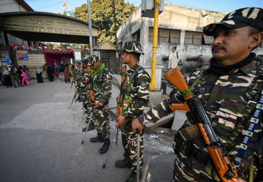 NEW DELHI, INDIA, FEBRUARY 5, 2025: Delhi Vidhan Sabha Seçimleri sırasında oy kullanmak için 5 Şubat 2025 tarihinde Yeni Delhi Hindistan 'da Raghubir Nagar' daki bir sandık merkezine gelen insanlar