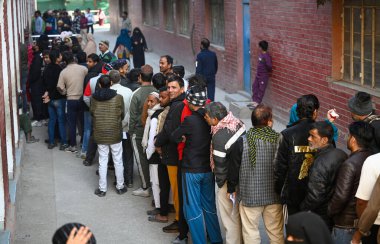 NEW DELHI INDIA FEBRUARY 5. 2025 Delhi Vidhan Sabha Seçimleri sırasında Yeni Delhi Hindistan 'da 5 Şubat 2025 tarihinde Khazoori Khas' taki bir sandık merkezinde oy kullanmak için gelen insanlar saat 17: 00 'ye kadar yüzde 57' lik bir katılım kaydedildi. 