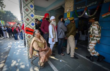 NEW DELHI INDIA FEBRUARY 5. 2025 Delhi Vidhan Sabha Seçimleri sırasında Yeni Delhi Hindistan 'da 5 Şubat 2025 tarihinde Khyala' daki bir oy kullanma merkezine oy vermek için geldi. Seçim Komisyonu tarafından akşam beşe kadar yüzde 57 'lik bir seçmen katılımı kaydedildi.