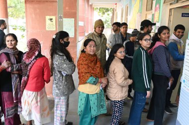 NEW DELHI, INDIA: FEBRUARY 5, 2025 - 5 Şubat 2025 tarihinde Güney Batı Delhi 'deki Pochanpur Village' da halk oylarını kullandı.. 