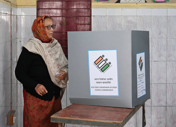 НЬЮ-ДЕЛИ, ИНДИЯ: 5 ФЕВРАЛЯ 2025 года - 5 февраля 2025 года в Нью-Дели, Индия, в киоске в деревне Почанпур на юго-западе Дели люди проголосовали за участие в голосовании.. 