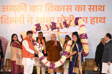 NEW DELHI, INDIA - FEBRUARY 8: Başbakan Narendra Modi, BJP Delhi Başkanı Virendra Sachdeva, Delhi BJP Sorumlusu Baijayant Panda, Milletvekili Manoj Tiwari, Bansuri Swaraj ve diğerleri BJP Genel Merkezi 'ndeki 2025 yılındaki zaferden sonra