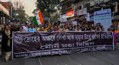 Doktorlar Ortak Platformu üyeleri ve Abhaya Mancha, 9 Şubat 2025 tarihinde Hindistan 'ın Kolkata kentinde, RG Kar mağduru için sessiz bir protesto gösterisi düzenlediler.. 