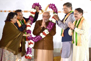 NEW DELHI, INDIA - 8 Şubat 2025: Başbakan Narendra Modi, BJP 7 milletvekili ve BJP Ulusal Başkanı JP Nadda ve Amit Şah ve diğerleri tarafından BJP Genel Merkezi 'nde düzenlenen kutlamalarda destekleniyor. 
