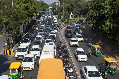 NOIDA, INDIA - 7 Şubat 2025 tarihinde Noida, Hindistan 'da Noida-Delhi Büyük Noida otoyolunda trafik durduruldu ve uzun bir sıkışıklık yaşandı. Fotoğraf: Sunil Ghosh / Hindustan 