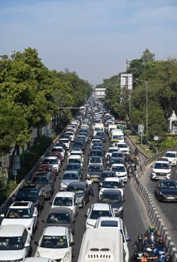 NOIDA, INDIA - 7 Şubat 2025 tarihinde Noida, Hindistan 'da Noida-Delhi Büyük Noida otoyolunda trafik durduruldu ve uzun bir sıkışıklık yaşandı. Fotoğraf: Sunil Ghosh / Hindustan 