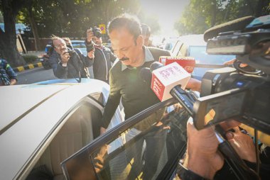 Yolsuzlukla Mücadele Bürosu 'ndan (ACB) NPersonel, 7 Şubat 2025' te Yeni Delhi, Hindistan 'da bulunan Ferozshah Yolu' nda ikamet ettikten sonra Aam Admi Partisi Ulusal Konvansiyonu Arvind Kejriwal 'ın evinden ayrılıyor.. 