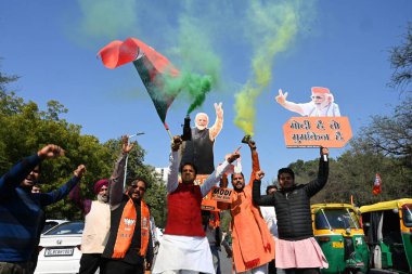 Bharatiya Janata Partisi (BJP) destekçileri ve işçiler, Delhi BJP ofisinde yapılan Delhi Meclis seçimlerini 8 Şubat 2025 tarihinde Yeni Delhi, Hindistan 'da kutladılar..