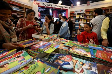 NEW DELHI, INDIA - 9 Şubat: Hindistan Eğitim Bakanlığı bünyesinde Hindistan Milli Kitap Vakfı tarafından düzenlenen Yeni Delhi Dünya Kitap Fuarını, Hindistan Ticaret Teşvikleri işbirliğiyle ziyaret ettiler