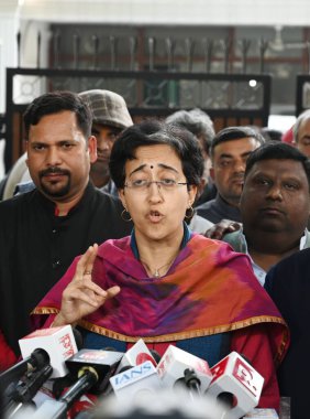 NEW DELHI, INDIA - 9 Şubat 2025 tarihinde Hindistan 'ın Yeni Delhi kentinde Arvind Kejriwal ile görüştükten sonra basın mensuplarına konuşan Sanjeev Jha ve tüm AAP parti lideri Atishi.