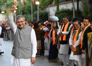 NEW DELHI, INDIA - 8 Şubat 2025 tarihinde Hindistan 'ın başkenti Yeni Delhi' deki DDU Marg 'da yapılan Delhi Meclis Seçimlerini BJP Genel Merkezi' ne ulaşan Demiryolları Bakanı Ashwini Vaishnaw. BJP 27 yıl sonra hükümeti kurmaya hazırlanıyor.