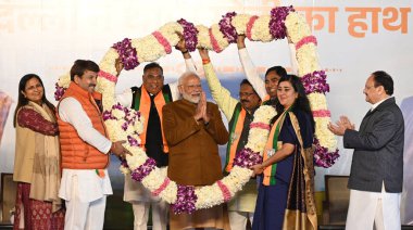 NEW DELHI, INDIA - FEBRUARY 8: Başbakan Narendra Modi, BJP Delhi Başkanı Virendra Sachdeva, Delhi BJP Sorumlusu Baijayant Panda, Milletvekili Manoj Tiwari, Bansuri Swaraj ve diğerleri BJP Genel Merkezi 'ndeki 2025 yılındaki zaferden sonra
