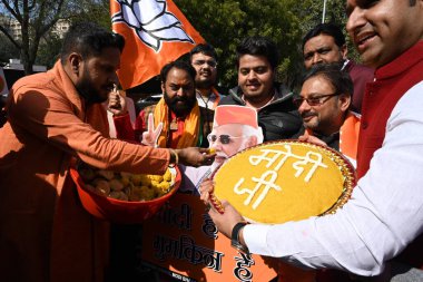 Bharatiya Janata Partisi (BJP) destekçileri ve işçiler, Delhi BJP ofisinde yapılan Delhi Meclis seçimlerini 8 Şubat 2025 tarihinde Yeni Delhi, Hindistan 'da kutladılar..