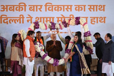 NEW DELHI, INDIA - FEBRUARY 8: Başbakan Narendra Modi, BJP Delhi Başkanı Virendra Sachdeva, Delhi BJP Sorumlusu Baijayant Panda, Milletvekili Manoj Tiwari, Bansuri Swaraj ve diğerleri BJP Genel Merkezi 'ndeki 2025 yılındaki zaferden sonra