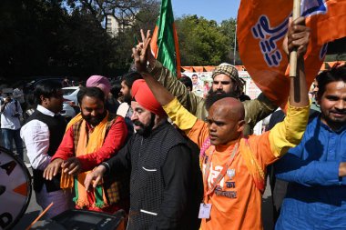 Bharatiya Janata Partisi (BJP) destekçileri ve işçiler, Delhi BJP ofisinde yapılan Delhi Meclis seçimlerini 8 Şubat 2025 tarihinde Yeni Delhi, Hindistan 'da kutladılar..