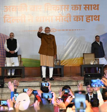 NEW DELHI, INDIA - 8 Şubat 2025: Birlik İçişleri Bakanı Amit Şah, 8 Şubat 2025 tarihinde Yeni Delhi, Hindistan 'daki BJP Genel Merkezi' nde 2025 Delhi Meclis Seçimleri 'ne karşı kazandığı zaferi kutluyor. 