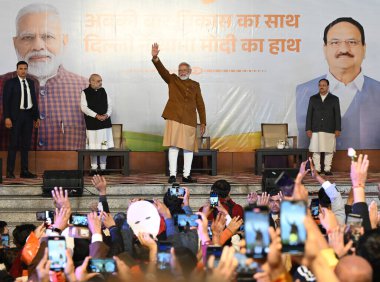 NEW DELHI, INDIA - 8 Şubat 2025: Birlik İçişleri Bakanı Amit Şah, 8 Şubat 2025 tarihinde Yeni Delhi, Hindistan 'daki BJP Genel Merkezi' nde 2025 Delhi Meclis Seçimleri 'ne karşı kazandığı zaferi kutluyor. 