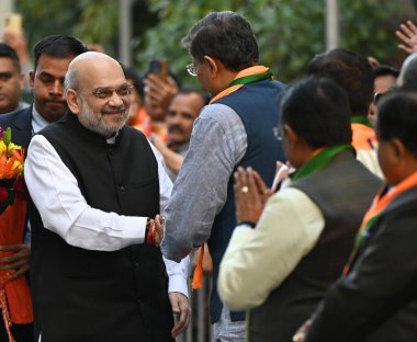 NEW DELHI, INDIA - 8 Şubat 2025 'te Yeni Delhi, Hindistan' da DDU Marg 'da BJP' nin Delhi Meclis Seçimlerini kazanmasıyla Birlik İçişleri Bakanı BJP Genel Merkezi 'ne vardı.. 