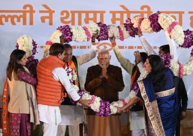 NEW DELHI, INDIA - FEBRUARY 8: Başbakan Narendra Modi, BJP Delhi Başkanı Virendra Sachdeva, Delhi BJP Sorumlusu Baijayant Panda, Milletvekili Manoj Tiwari, Bansuri Swaraj ve diğerleri BJP Genel Merkezi 'ndeki 2025 yılındaki zaferden sonra