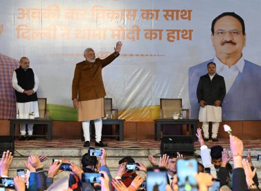 NEW DELHI, INDIA - 8 Şubat 2025: Birlik İçişleri Bakanı Amit Şah, 8 Şubat 2025 tarihinde Yeni Delhi, Hindistan 'daki BJP Genel Merkezi' nde 2025 Delhi Meclis Seçimleri 'ne karşı kazandığı zaferi kutluyor. 