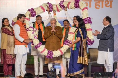 NEW DELHI, INDIA - 8 Şubat 2025: Başbakan Narendra Modi, BJP 7 milletvekili ve BJP Ulusal Başkanı JP Nadda ve Amit Şah ve diğerleri tarafından BJP Genel Merkezi 'nde düzenlenen kutlamalarda destekleniyor. 