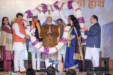 NEW DELHI, INDIA - 8 Şubat 2025: Başbakan Narendra Modi, BJP 7 milletvekili ve BJP Ulusal Başkanı JP Nadda ve Amit Şah ve diğerleri tarafından BJP Genel Merkezi 'nde düzenlenen kutlamalarda destekleniyor. 