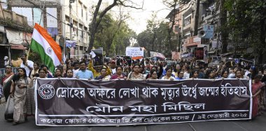 Doktorlar Ortak Platformu üyeleri ve Abhaya Mancha, 9 Şubat 2025 tarihinde Hindistan 'ın Kolkata kentinde, RG Kar mağduru için sessiz bir protesto gösterisi düzenlediler.. 