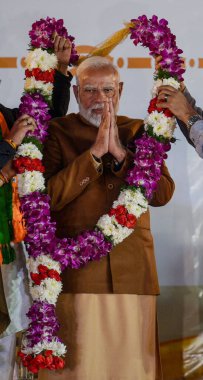 NEW DELHI, INDIA - 8 Şubat 2025: Başbakan Narendra Modi, BJP 7 milletvekili ve BJP Ulusal Başkanı JP Nadda ve Amit Şah ve diğerleri tarafından BJP Genel Merkezi 'nde düzenlenen kutlamalarda destekleniyor. 