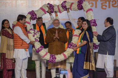 NEW DELHI, INDIA - 8 Şubat 2025: Başbakan Narendra Modi, BJP 7 milletvekili ve BJP Ulusal Başkanı JP Nadda ve Amit Şah ve diğerleri tarafından BJP Genel Merkezi 'nde düzenlenen kutlamalarda destekleniyor. 