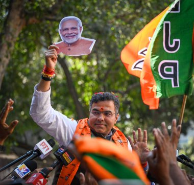 NEW DELHI, INDIA - 8 Şubat 2025 tarihinde Yeni Delhi, Hindistan 'da Yeni Delhi Meclis Seçimlerini kazanarak BJP' nin Yeni Delhi Meclisi adayı Parvesh Verma 'yı kutluyor. 