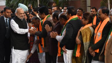 NEW DELHI, INDIA - 8 Şubat 2025: Birlik İçişleri Bakanı Amit Şah, 8 Şubat 2025 tarihinde Yeni Delhi, Hindistan 'daki BJP Genel Merkezi' nde 2025 Delhi Meclis Seçimleri 'ne karşı kazandığı zaferi kutluyor. 