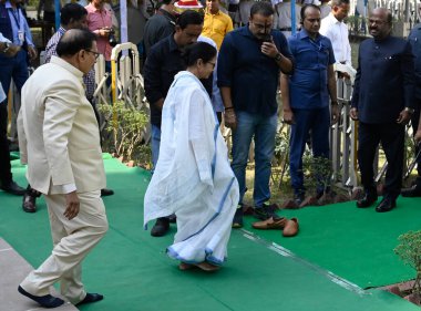 KOLKATA INDIA 10 Şubat 2025 LR Başkanı Biman Banerjee Genel Başkanı Mamata Banerjee ve Vali C V Ananda Bose Batı Bengal Yasama Meclisi 'nde 10 Şubat 2025 tarihinde Kolkata Hindistan' da Samir Jana Hindustan Times