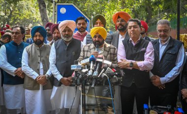 NEW DELHI INDIA FEBRUARY 11 Şubat 2025 Bhagwant Mann Penjab Başkanı AAPs Punjab MLA ile birlikte 11 Şubat 2025 tarihinde Kapurthala 'da düzenlenen AAP Ulusal Kongresi Arvind Kejriwal başkanlığındaki bir toplantı sonrasında basın mensuplarına konuştu