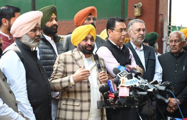 NEW DELHI INDIA FEBRUARY 11. 2025 Punjab Genel Sekreteri Bhagwant Mann kabine bakanları ve AAP milletvekilleriyle 11 Şubat 2025 tarihinde Yeni Delhi Indi 'de parti ulusal kongresi Arvind Kejriwal ile yaptığı görüşme sonrasında basın mensuplarına demeç verdi.