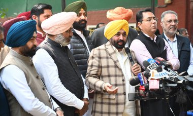 NEW DELHI INDIA FEBRUARY 11. 2025 Punjab Genel Sekreteri Bhagwant Mann kabine bakanları ve AAP milletvekilleriyle 11 Şubat 2025 tarihinde Yeni Delhi Indi 'de parti ulusal kongresi Arvind Kejriwal ile yaptığı görüşme sonrasında basın mensuplarına demeç verdi.