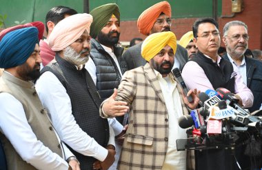 NEW DELHI INDIA FEBRUARY 11. 2025 Punjab Genel Sekreteri Bhagwant Mann kabine bakanları ve AAP milletvekilleriyle 11 Şubat 2025 tarihinde Yeni Delhi Indi 'de parti ulusal kongresi Arvind Kejriwal ile yaptığı görüşme sonrasında basın mensuplarına demeç verdi.