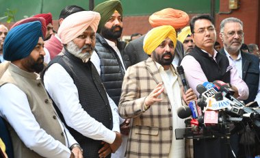NEW DELHI INDIA FEBRUARY 11. 2025 Punjab Genel Sekreteri Bhagwant Mann kabine bakanları ve AAP milletvekilleriyle 11 Şubat 2025 tarihinde Yeni Delhi Indi 'de parti ulusal kongresi Arvind Kejriwal ile yaptığı görüşme sonrasında basın mensuplarına demeç verdi.