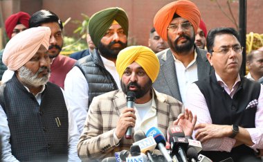 NEW DELHI INDIA FEBRUARY 11. 2025 Punjab Genel Sekreteri Bhagwant Mann kabine bakanları ve AAP milletvekilleriyle 11 Şubat 2025 tarihinde Yeni Delhi Indi 'de parti ulusal kongresi Arvind Kejriwal ile yaptığı görüşme sonrasında basın mensuplarına demeç verdi.