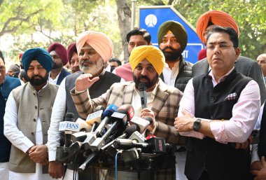 NEW DELHI INDIA FEBRUARY 11. 2025 Punjab Genel Sekreteri Bhagwant Mann kabine bakanları ve AAP milletvekilleriyle 11 Şubat 2025 tarihinde Yeni Delhi Indi 'de parti ulusal kongresi Arvind Kejriwal ile yaptığı görüşme sonrasında basın mensuplarına demeç verdi.