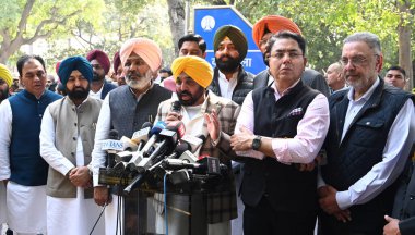 NEW DELHI INDIA FEBRUARY 11. 2025 Punjab Genel Sekreteri Bhagwant Mann kabine bakanları ve AAP milletvekilleriyle 11 Şubat 2025 tarihinde Yeni Delhi Indi 'de parti ulusal kongresi Arvind Kejriwal ile yaptığı görüşme sonrasında basın mensuplarına demeç verdi.