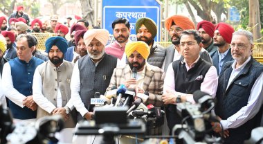 NEW DELHI INDIA FEBRUARY 11. 2025 Punjab Genel Sekreteri Bhagwant Mann kabine bakanları ve AAP milletvekilleriyle 11 Şubat 2025 tarihinde Yeni Delhi Indi 'de parti ulusal kongresi Arvind Kejriwal ile yaptığı görüşme sonrasında basın mensuplarına demeç verdi.