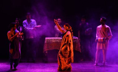 NEW DELHI INDIA FEBRUARY 12. 2025 Aura Sanatçısı The Group, Viren Basoya ve Sapna Basoya 'nın 25. Bharat Rang Mahotsav tarafından 12 Şubat 2025' te Shri Ram Center Auditorium Mandi House 'da yazılan Hintçe 7: 40 Bayanlar Özel Oyunu' nu sahneledi. 