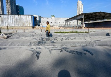 NOIDA INDIA FEBRUARY 12. 2025 Sektör 94 'teki Shreeji Gaushala' nın iç görüntüsü 12 Şubat 2025 'te Noida Hindistan' da Noida otoritesi hayvan barınaklarında üretilen hayvan atıklarını geri dönüştürmek için bir biyogaz fabrikası kurmaya karar verdi.