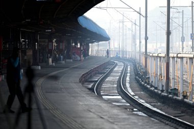 NEW DELHI, INDIA - 16 Şubat 2025 'te Yeni Delhi, Hindistan' daki Yeni Delhi Tren İstasyonu 'ndaki izdihamdan sonra sabah 14 numaralı platformda tam bir sessizlik hakim.. 