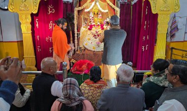 Gurugram 'dan BJP başkan koltuğu adayı Rajrani Malhotra, 15 Şubat 2025' te Hindistan 'ın Gurugram kentinde yapılan duyurudan sonra Shri Sheetla Mata Tapınağı' na gelir.